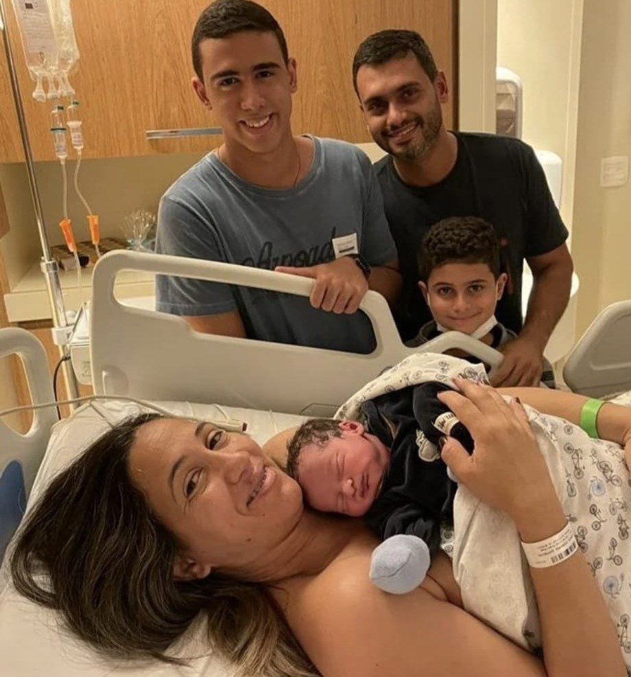 Alethia com Afonso recém-nascido e Peterson, Arthur e Pedro reunidos no hospital